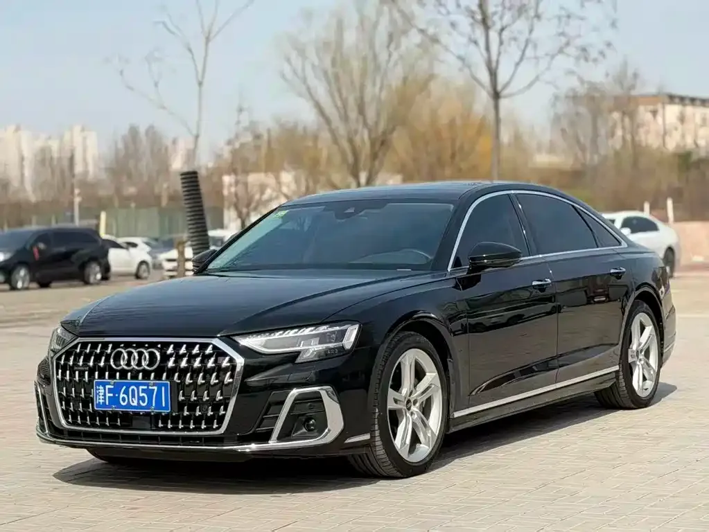 Audi A8 — фото 1