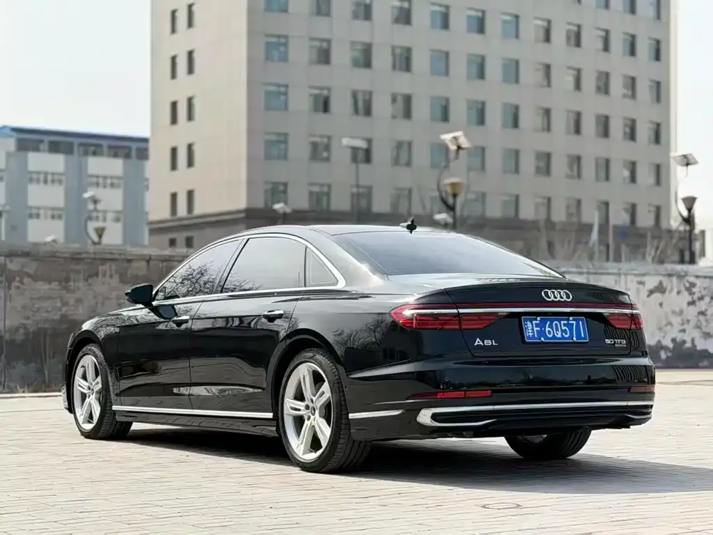 Audi A8 — фото 2