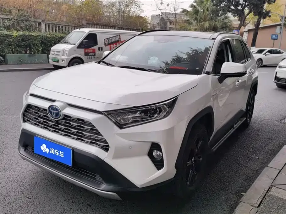Toyota RAV4 — фото 1