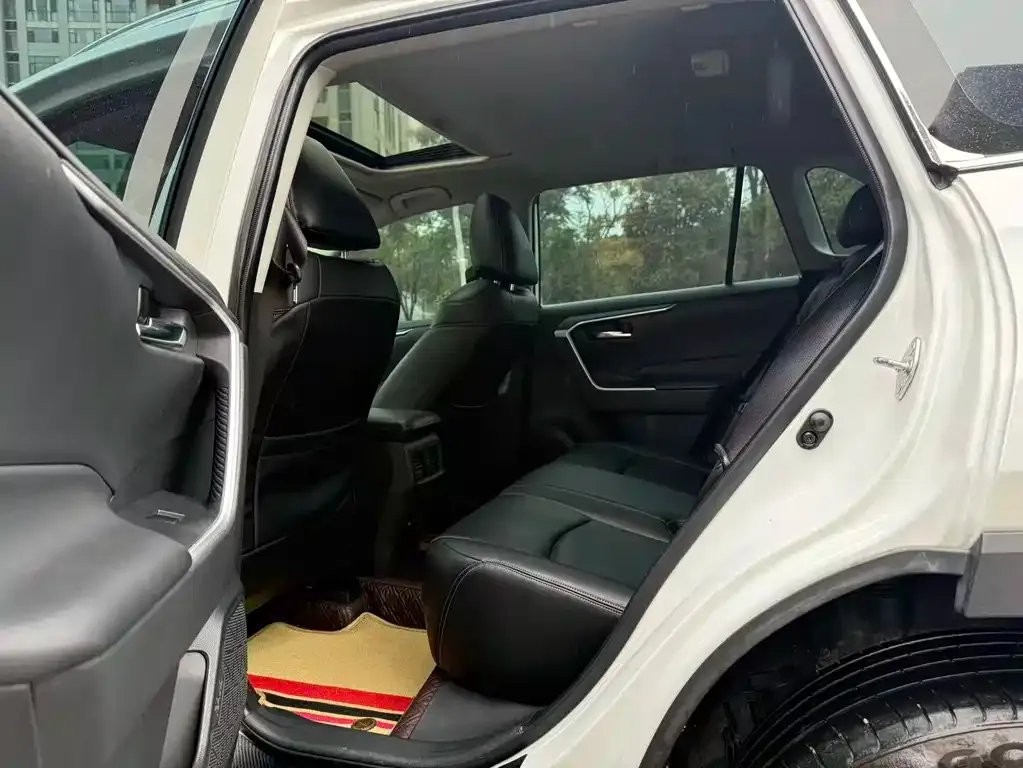 Toyota RAV4 2021 из CN, фото 2