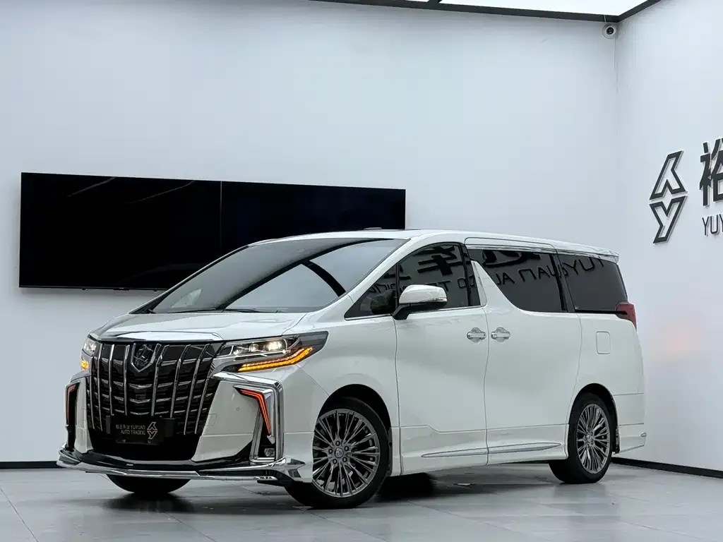 Toyota Alphard — фото 1