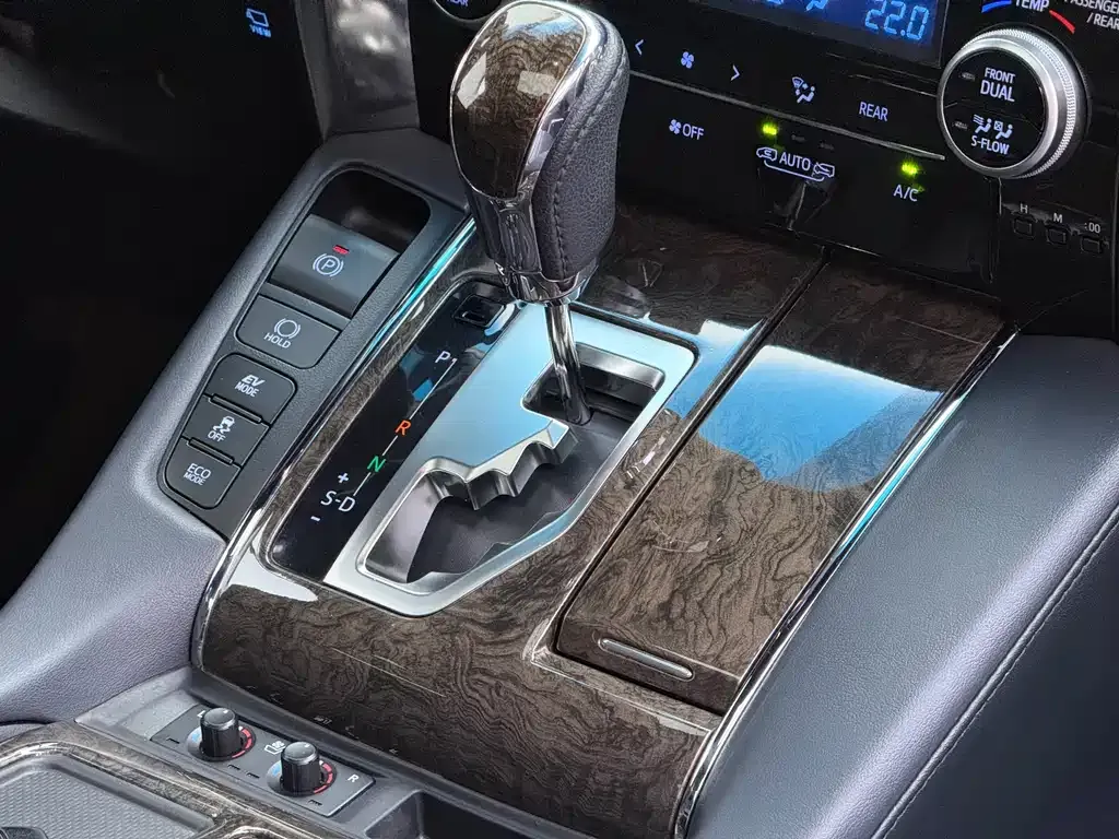 Toyota Alphard — фото 3