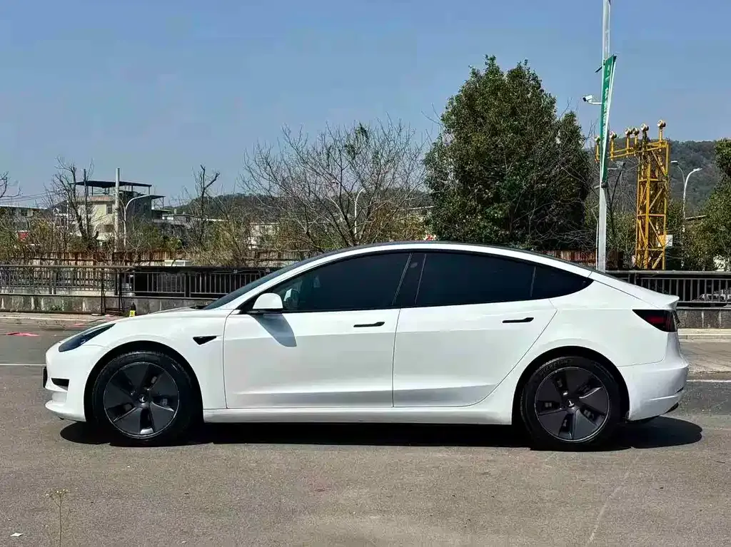 Tesla Model 3 — фото 5