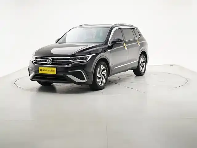 Volkswagen Tiguan L — фото 1