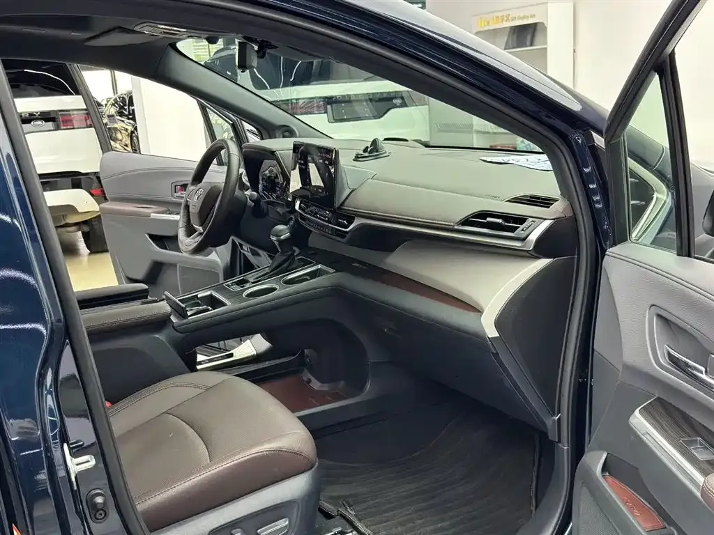 Toyota Granvia 2023 из CN, фото 10