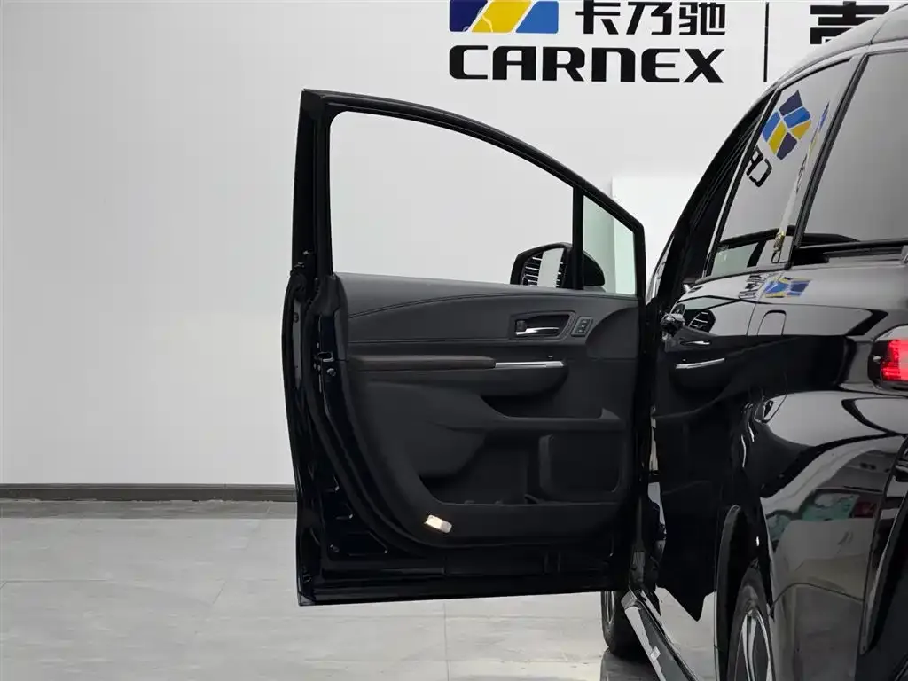 Toyota Granvia 2023 из CN, фото 2
