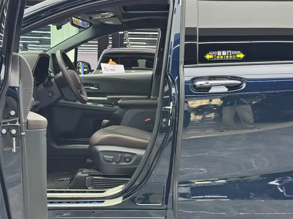 Toyota Granvia 2023 из CN, фото 9
