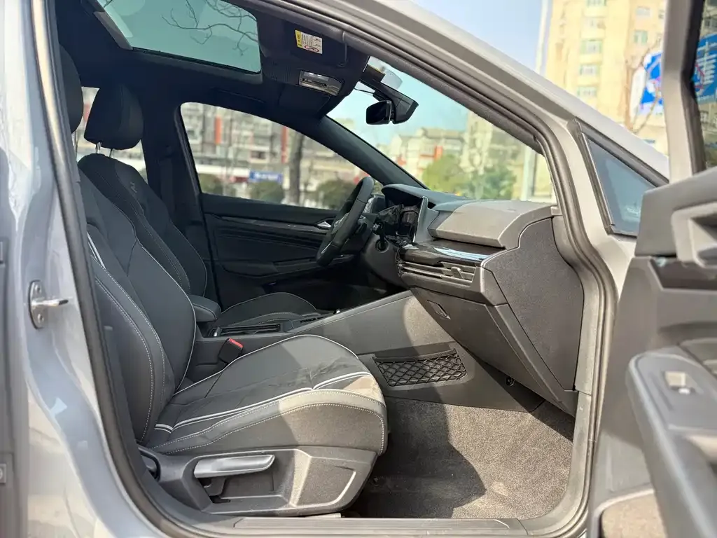 Volkswagen Golf 2023 из CN, фото 4