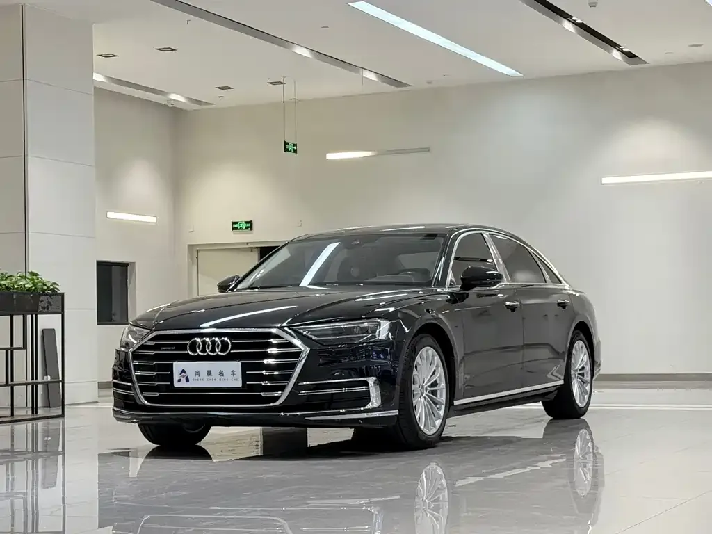 Audi A8 — фото 1
