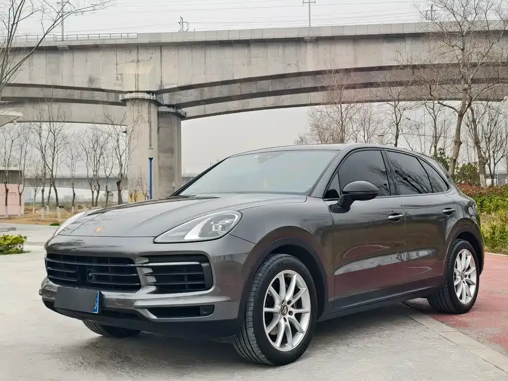 Porsche Cayenne — фото 1