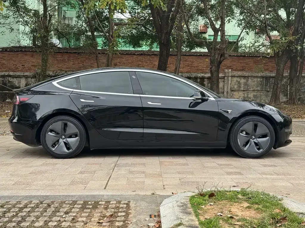Tesla Model 3 — фото 9