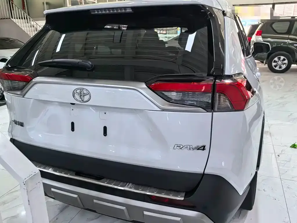 Toyota RAV4 — фото 3