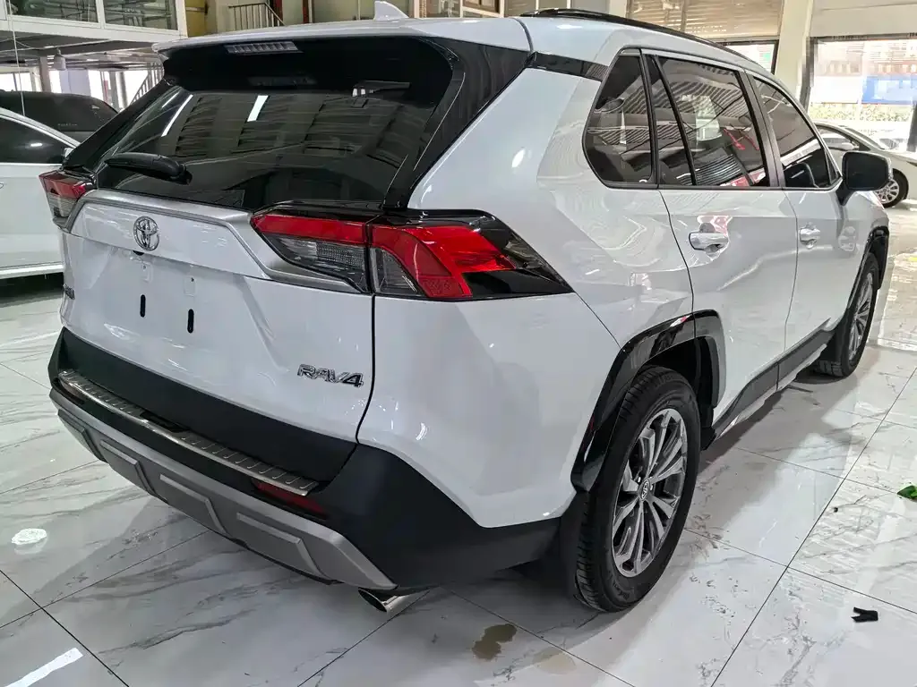Toyota RAV4 — фото 5