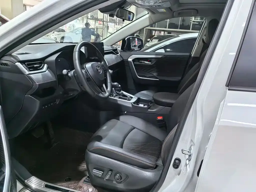 Toyota RAV4 — фото 6