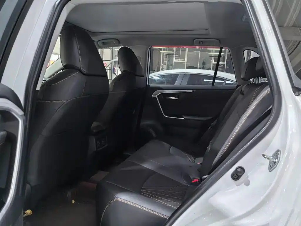 Toyota RAV4 — фото 8