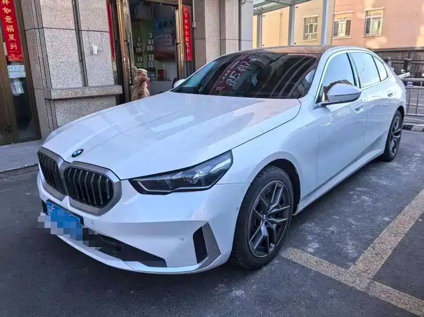 BMW 5 Series — фото 1