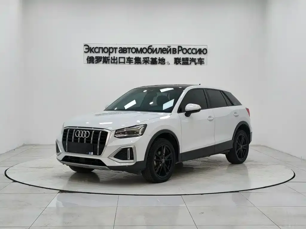 Audi Q2L — фото 1