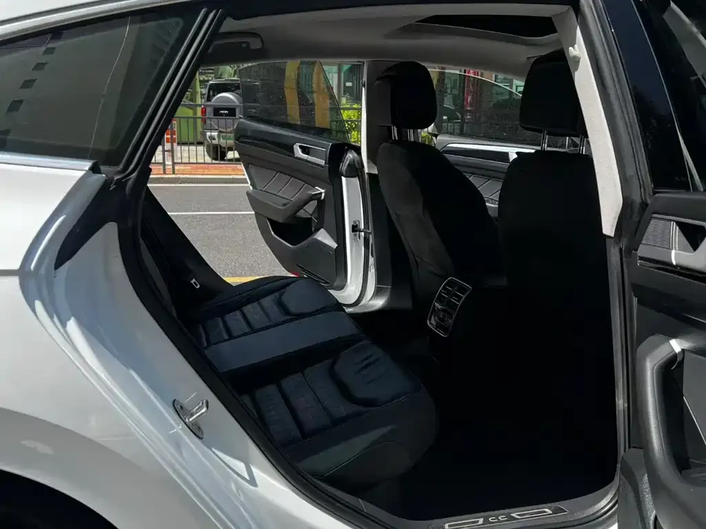 Volkswagen CC 2023 из CN, фото 3