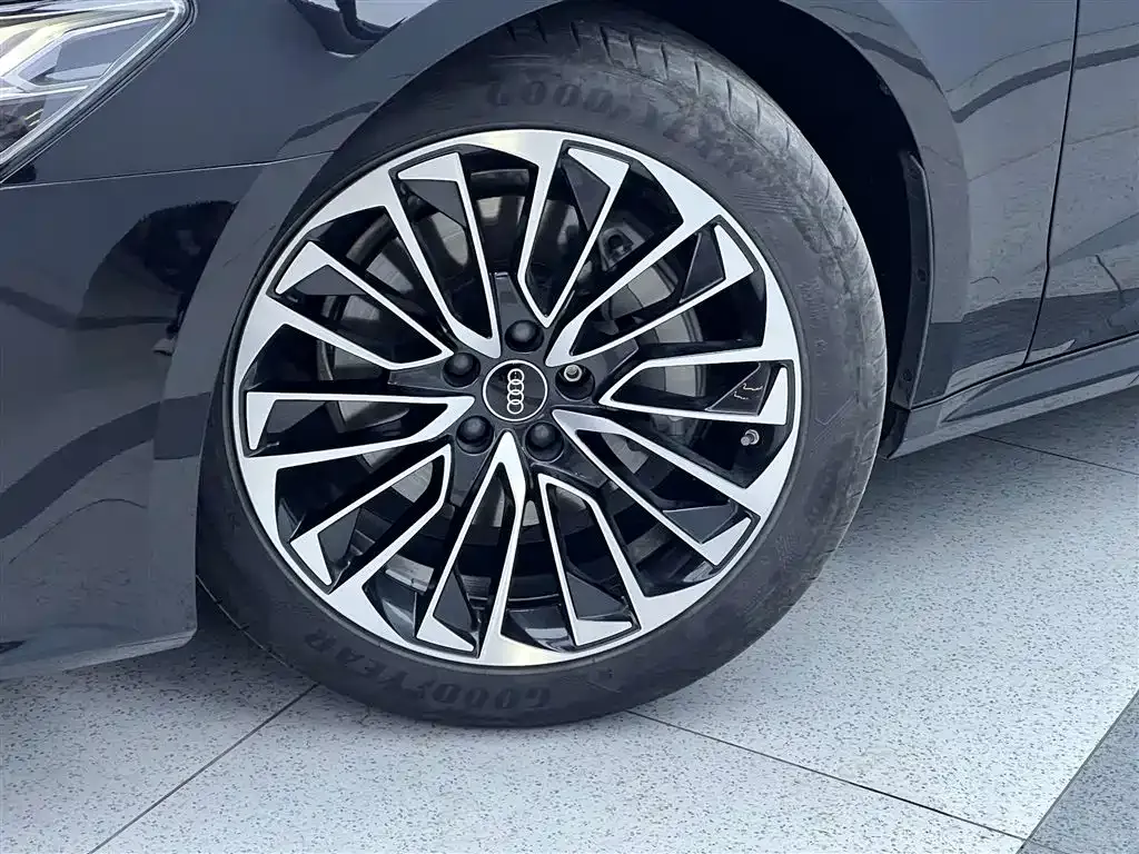 Audi A7L 2024 из CN, фото 10
