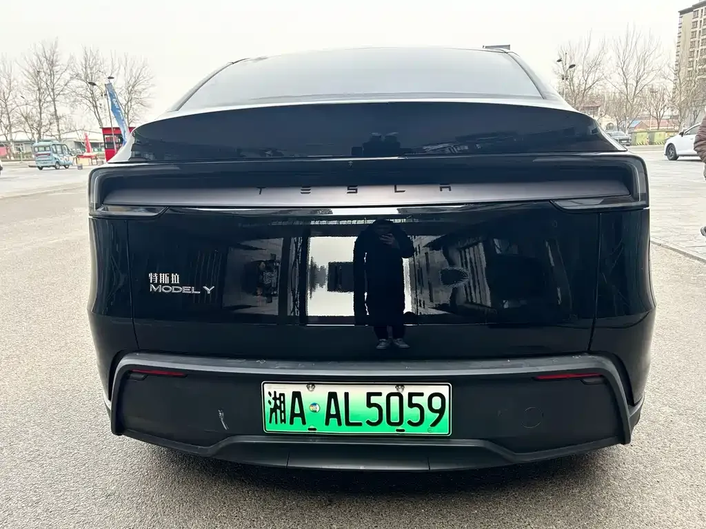 Tesla Model Y — фото 5