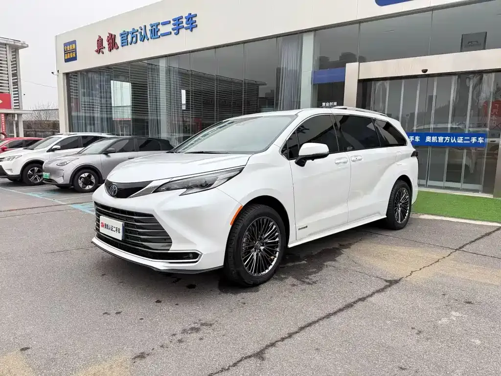Toyota Sienna — фото 1