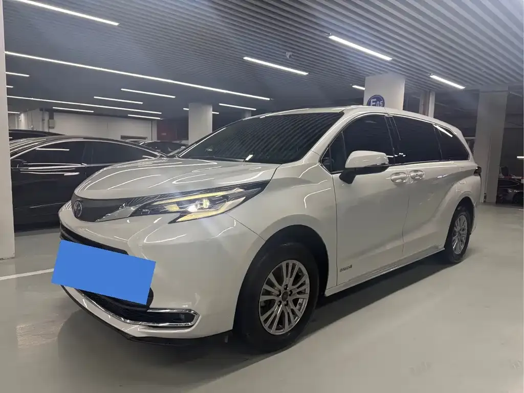 Toyota Sienna — фото 1