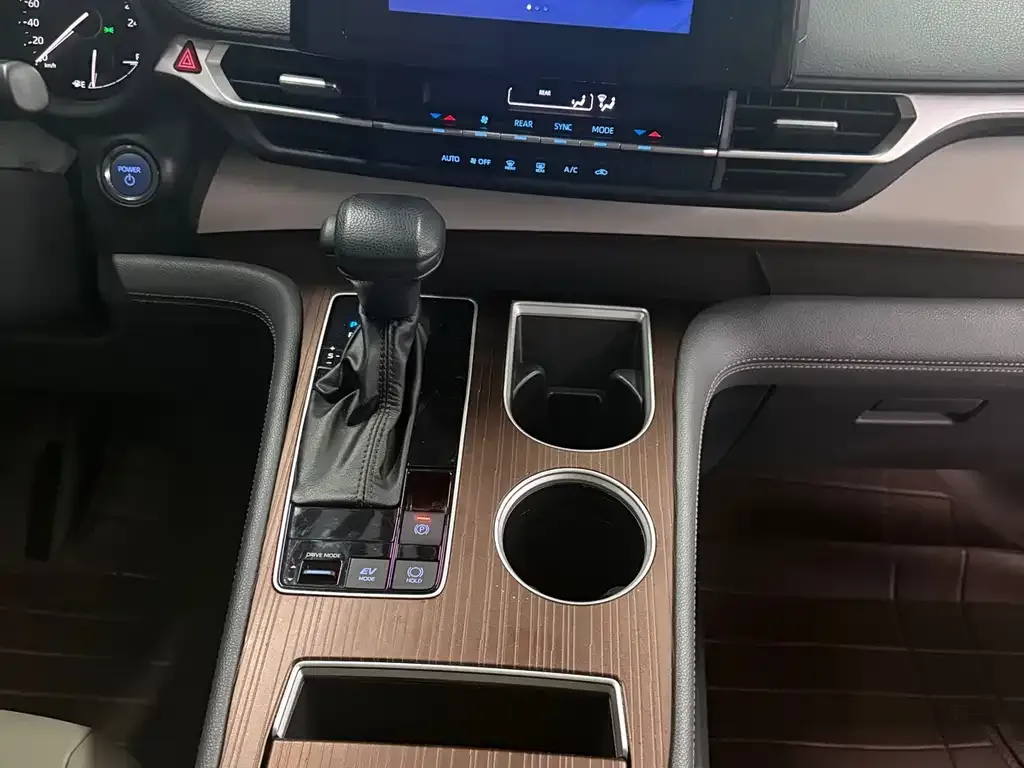 Toyota Sienna — фото 3