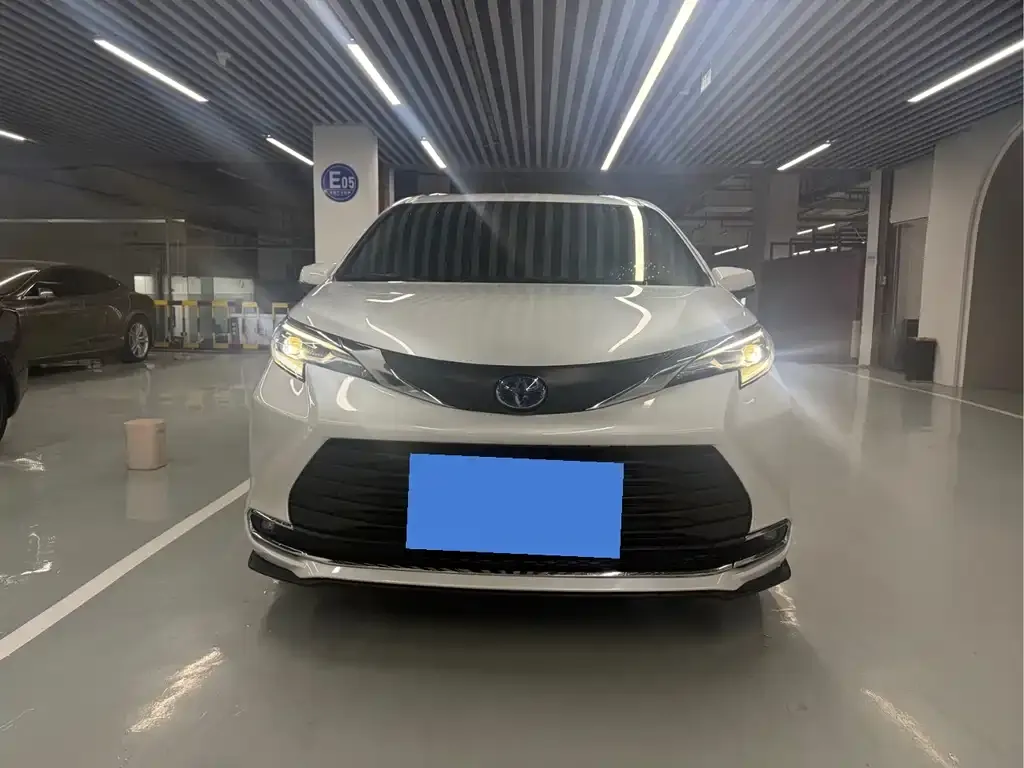 Toyota Sienna — фото 2