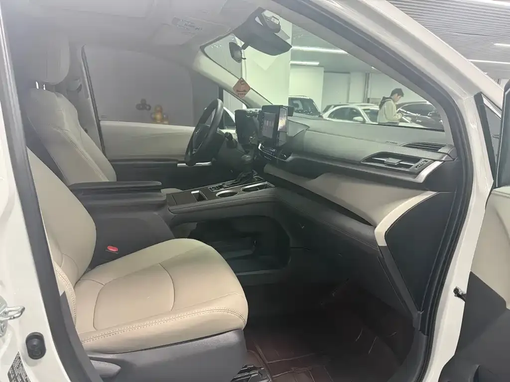 Toyota Sienna — фото 4