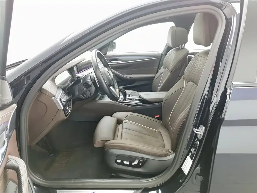 BMW 5 Series 2023 из CN, фото 9