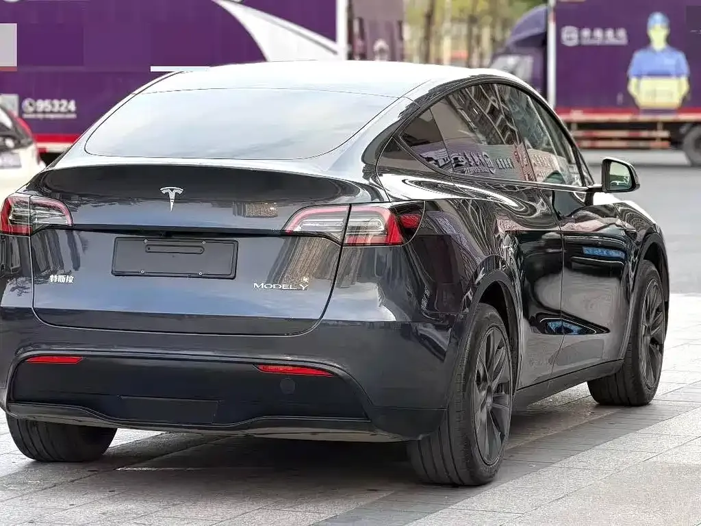 Tesla Model Y — фото 8