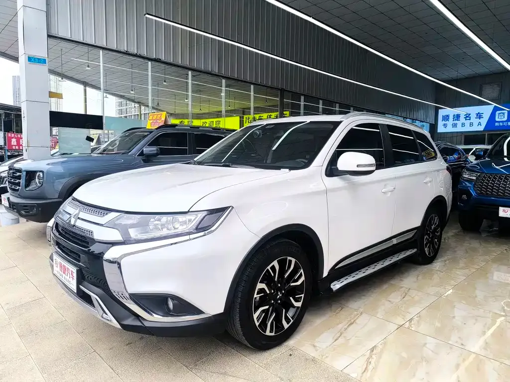 Mitsubishi Outlander — фото 1