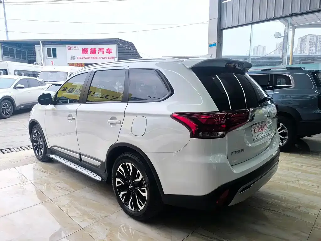Mitsubishi Outlander — фото 7