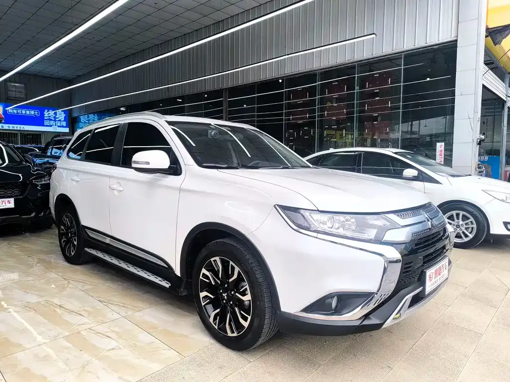 Mitsubishi Outlander — фото 10
