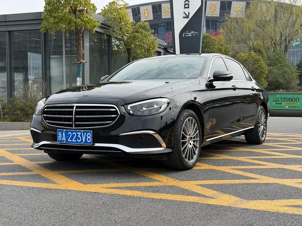 Mercedes-Benz E-Class — фото 1