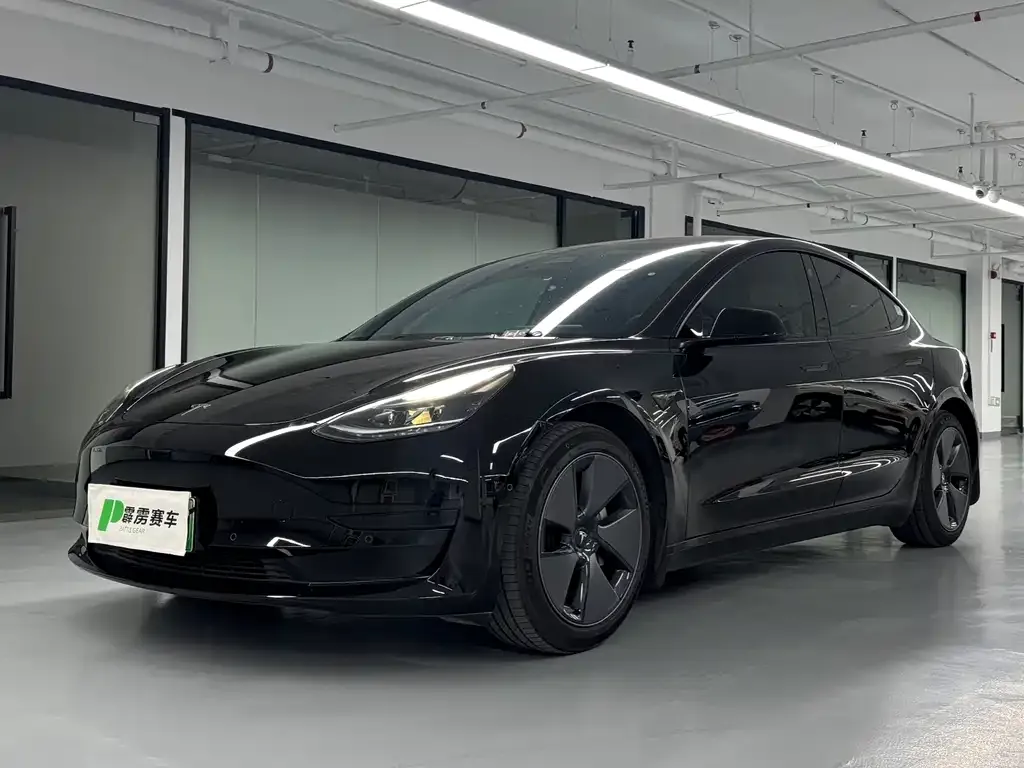 Tesla Model 3 — фото 1