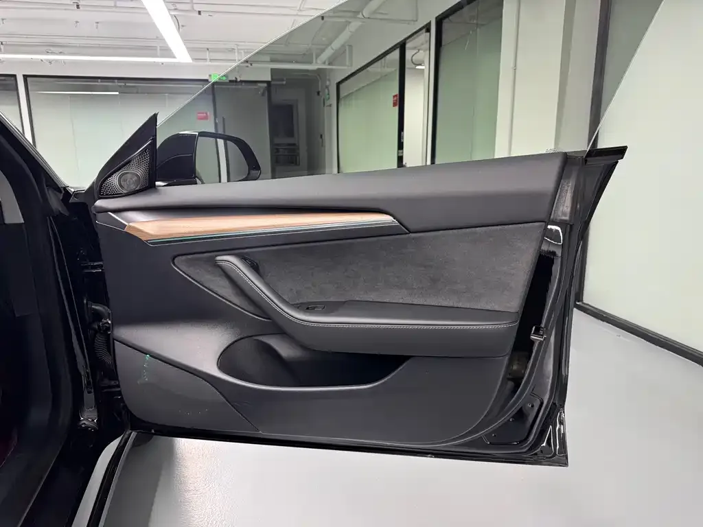 Tesla Model 3 — фото 5