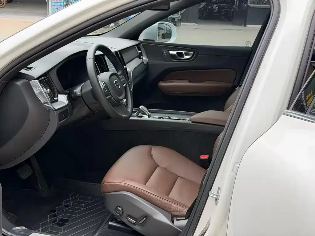 Volvo XC60 — фото 9