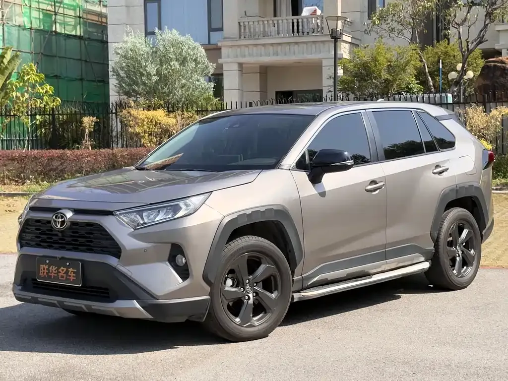 Toyota RAV4 2023 из CN, фото 1