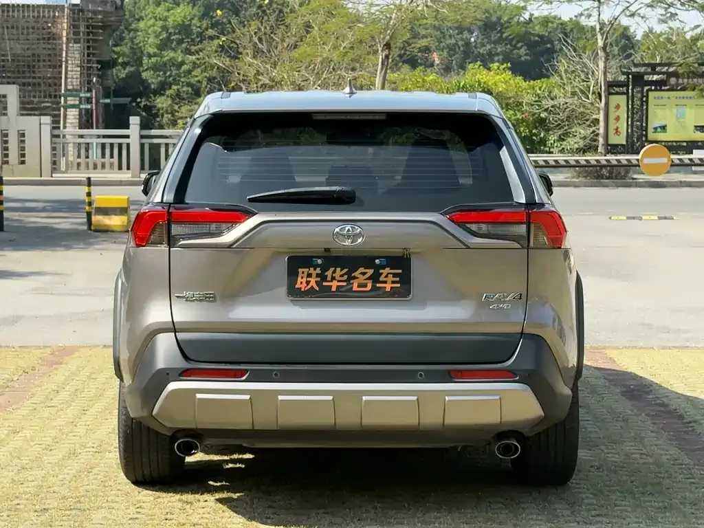 Toyota RAV4 2023 из CN, фото 4