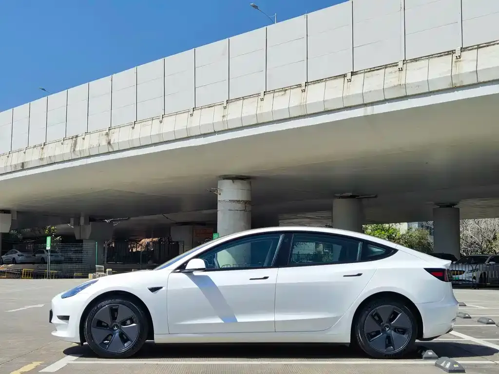 Tesla Model 3 — фото 9