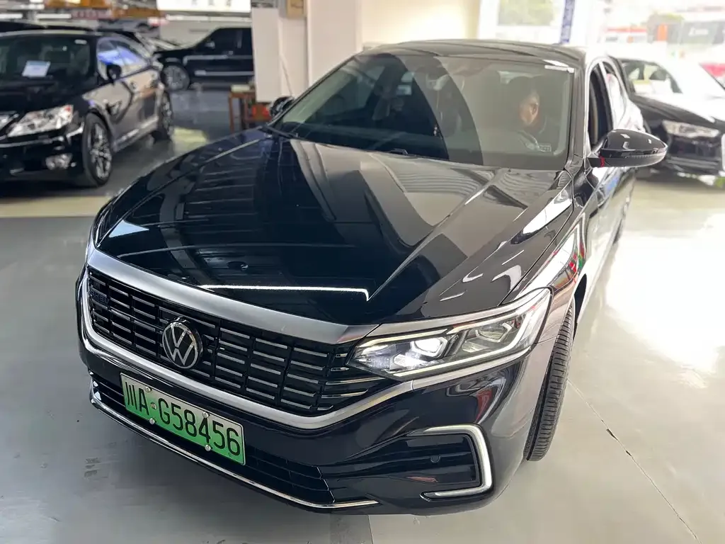 Volkswagen Passat New Energy — фото 1