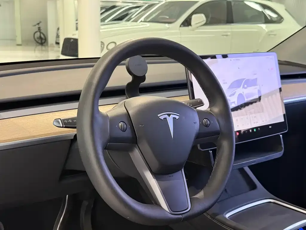 Tesla Model Y — фото 5