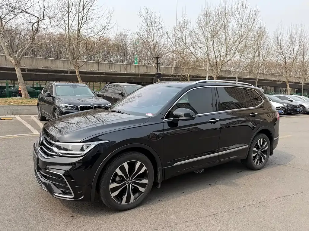 Volkswagen Tiguan L — фото 1
