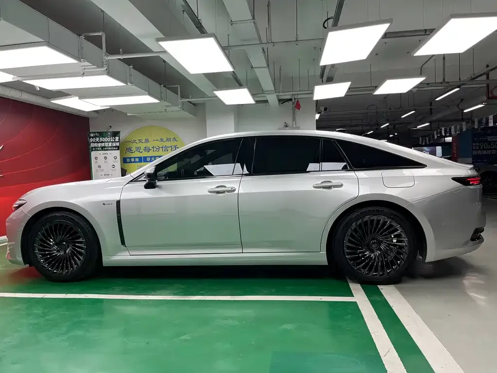 Toyota Crown (Import) 2024 из CN, фото 3