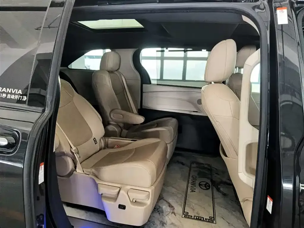 Toyota Granvia 2023 из CN, фото 10