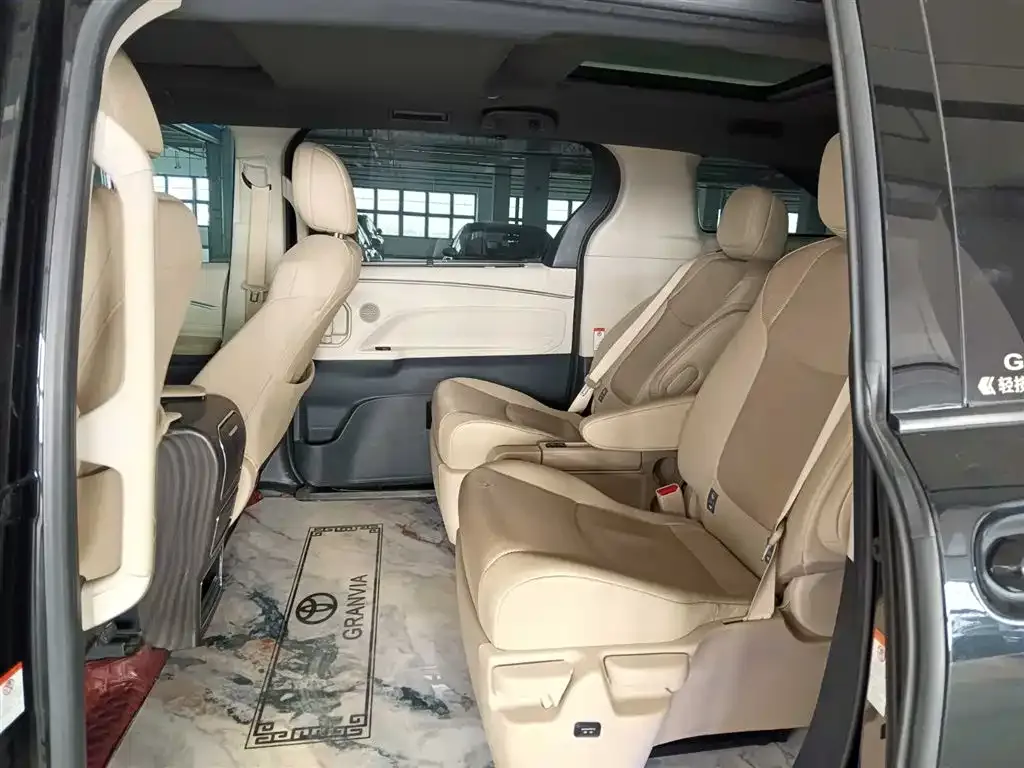 Toyota Granvia 2023 из CN, фото 5