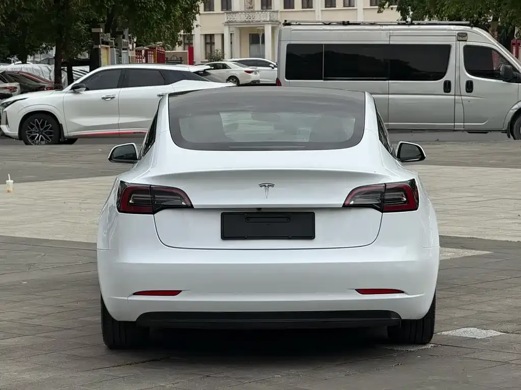 Tesla Model 3 — фото 2