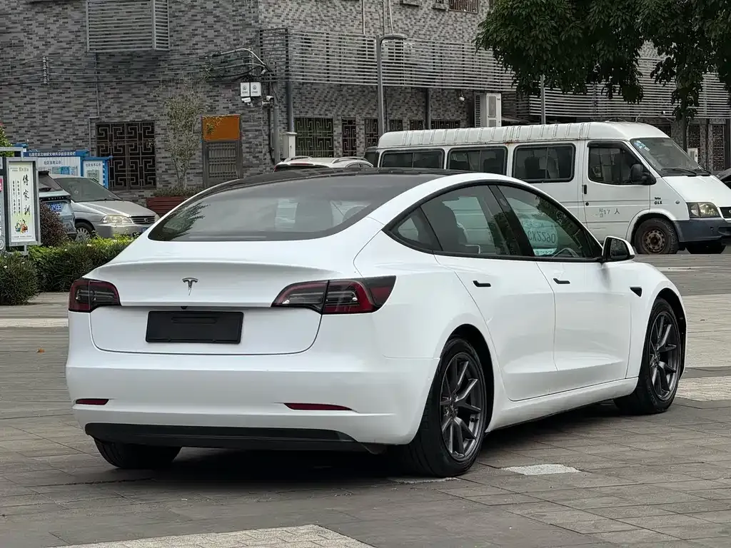 Tesla Model 3 — фото 8