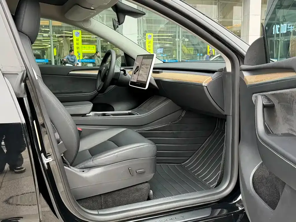 Tesla Model Y — фото 6